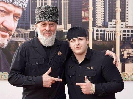 Adam Kadyrov bersama sang ayah Presiden Checnya Ramzan Kadyrov. (Adam Delimkhanov / Telegram)