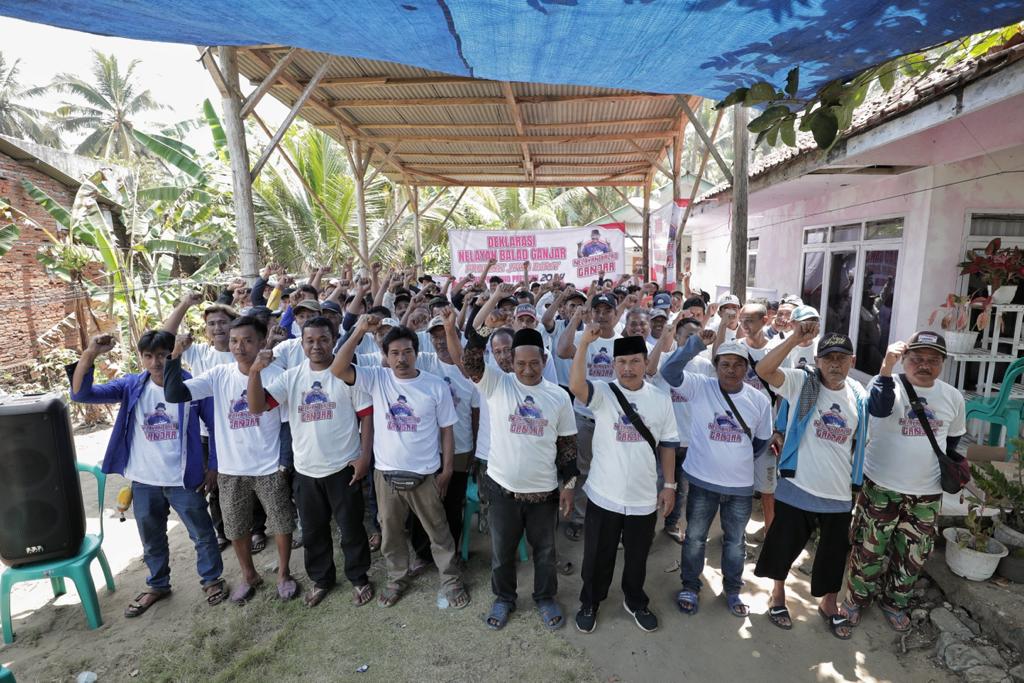 Para nelayan Tasikmalaya mendeklarasikan diri dengan mendukung bakal calon presiden (Bacapres) Ganjar Pranowo tepatnya di Dusun Sukamenak, Desa Cimanuk, Kabupaten Tasikmalaya, Jawa Barat.