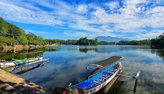 Pemandangan alam di Situ Gede, salah satu wisata favorit di TAsikmalaya. (tripadvisor)