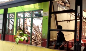 4 Siswa Kelas IV mengalami luka-luka. setelah atap kelas SDN 042 Gambir Kelurahan Samoja, Kecamatan Batununggal, Kota Bandung roboh