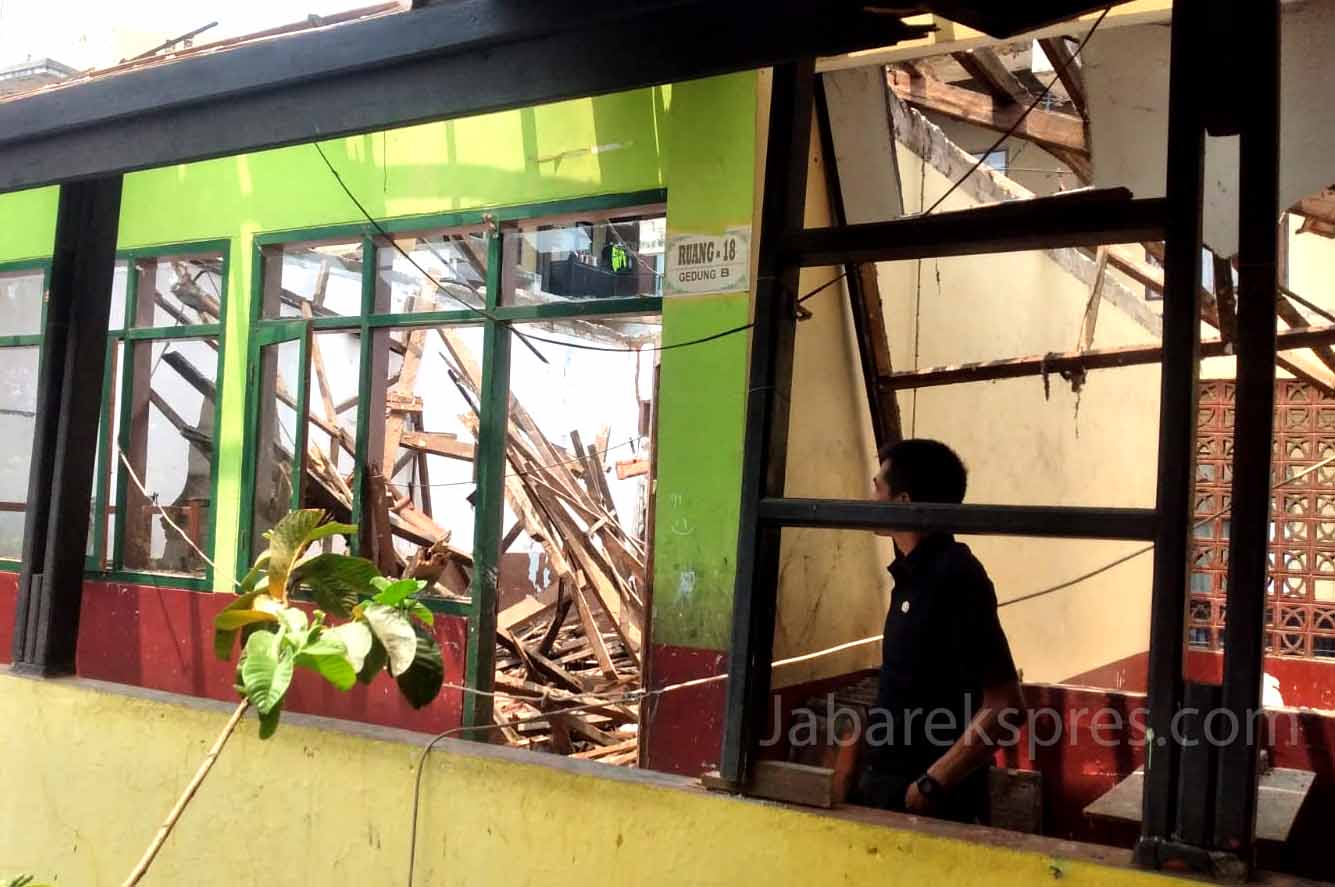 4 Siswa Kelas IV mengalami luka-luka. setelah atap kelas SDN 042 Gambir Kelurahan Samoja, Kecamatan Batununggal, Kota Bandung roboh