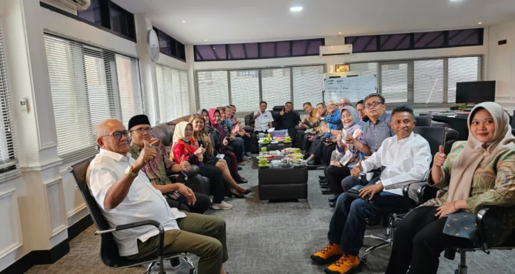 Para pengurus Asosiasi Badan Penyelenggara Perguruan Tinggi Swasta Indonesia (ABP PTSI) Jabar saat melaksanakan pra Rakerwil di Kampus Universitas Islam Nusantara (Uninus) Bandung, Rabu 20 September 2023.