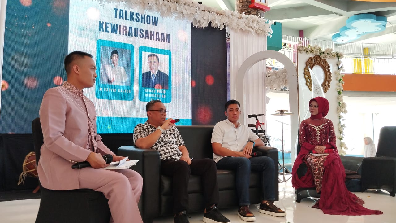 Caleg DPR RI dari PAN untuk Dapil Jabar 1 Rasyid Rajasa bertekad ingin mewujudkan kesejahteraan yang merata bagi masyarakat Indonesia, khususnya Kota Bandung dan Cimahi.