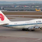 Maskapai Air China terpaksa melakukan pendaratan darurat di Bandara Changi, Singapura, pada Minggu sore setelah salah satu mesin pesawat mereka mengalami kebakaran.