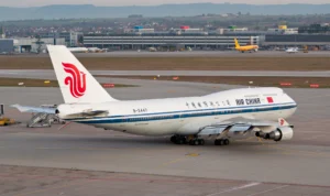 Maskapai Air China terpaksa melakukan pendaratan darurat di Bandara Changi, Singapura, pada Minggu sore setelah salah satu mesin pesawat mereka mengalami kebakaran.