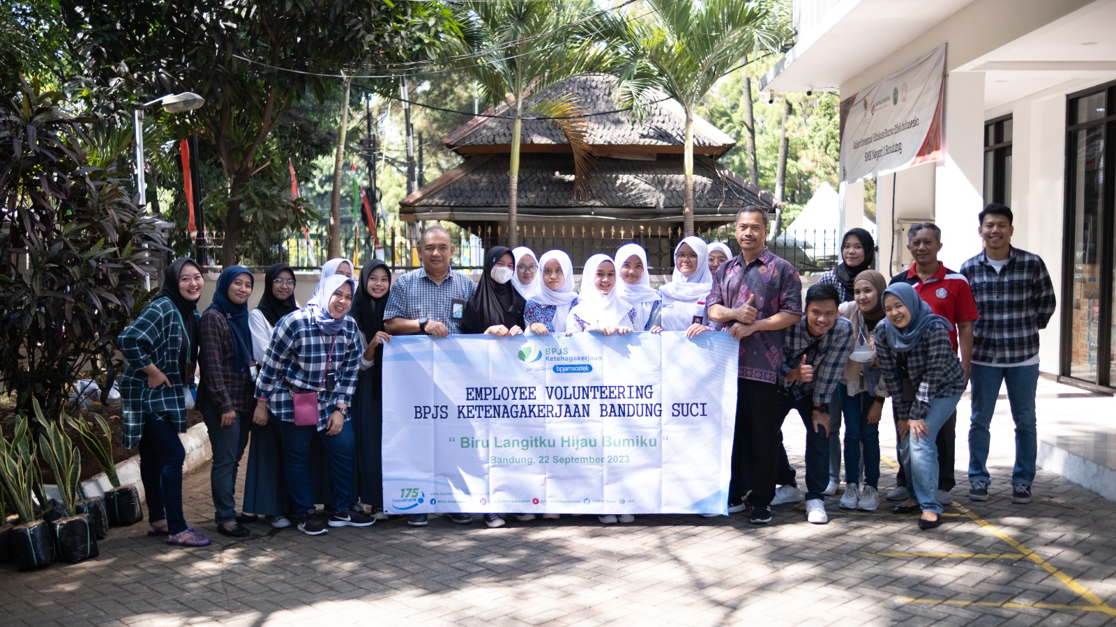 Kampanyekan Go Green, BPJAMSOSTEK Bandung Suci Perbaiki Taman di SMKN 1 Bandung