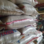 Ilustrasi: Beras menumpuk di salah satu toko beras di Cimahi akibat kenaikan harga.