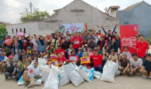 Coca-Cola Europacific Partners Indonesia (CCEP Indonesia) mengadakan gerakan bersih-bersih serentak dan berikan edukasi untuk pilah sampah
