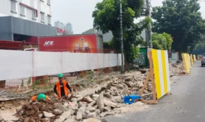 DPUPR Kota Depok sedang membangun pedestrian. Rubiakto/Jabar Ekspres.