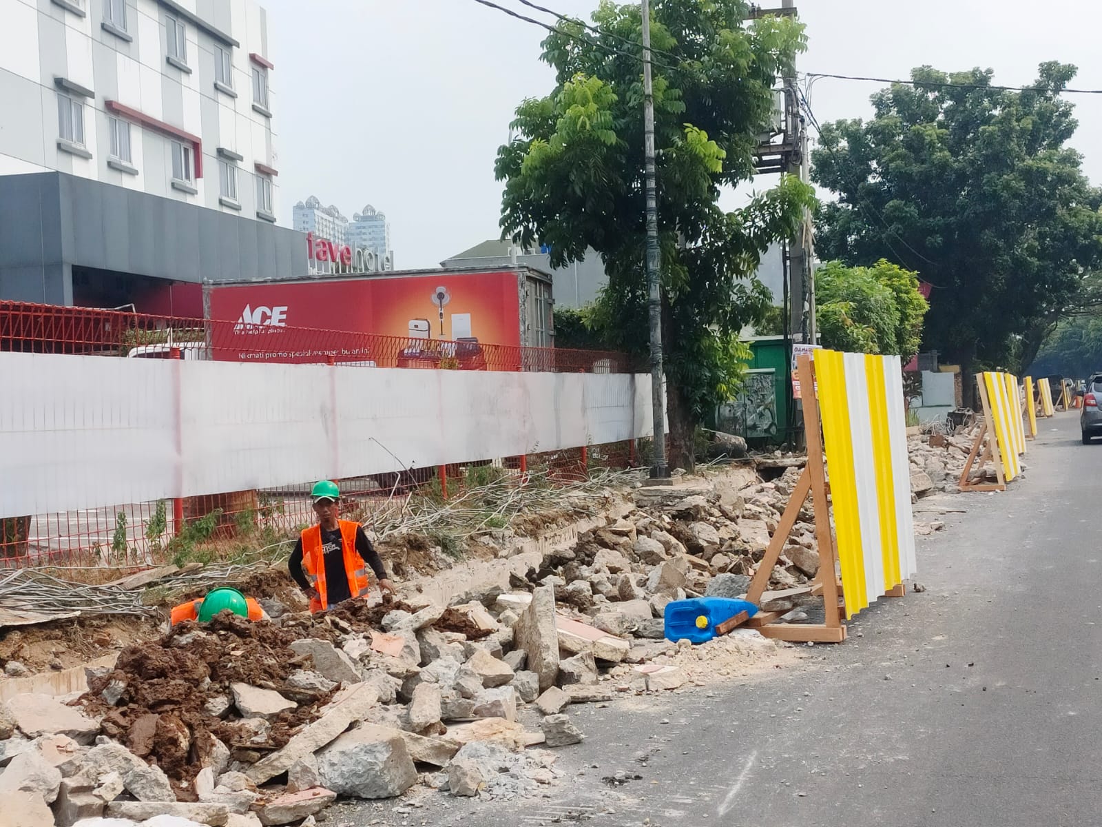 DPUPR Kota Depok sedang membangun pedestrian. Rubiakto/Jabar Ekspres.