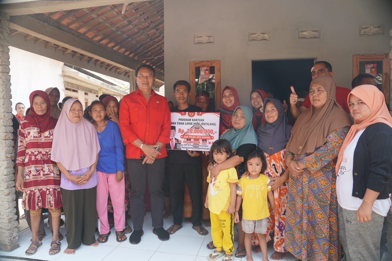 PEDULI WARGA: Anggota Komisi I DPR RI Mayjen TNI (p) TB Hasanuddin kembali memberikan bantuan perbaikan Rutilahu untuk dua  keluarga di Desa Karya Mukti Kecamatan Panyingkiran Majalengka.