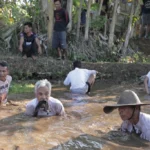 Sukarelawan Ganjar Sejati saat menggelar Ngobeng Lauk di Desa Jelat, RT 2, RW 6, Kecamatan Baregbeg, Kabupaten Ciamis, Jawa Barat, Minggu 10 September 2023.