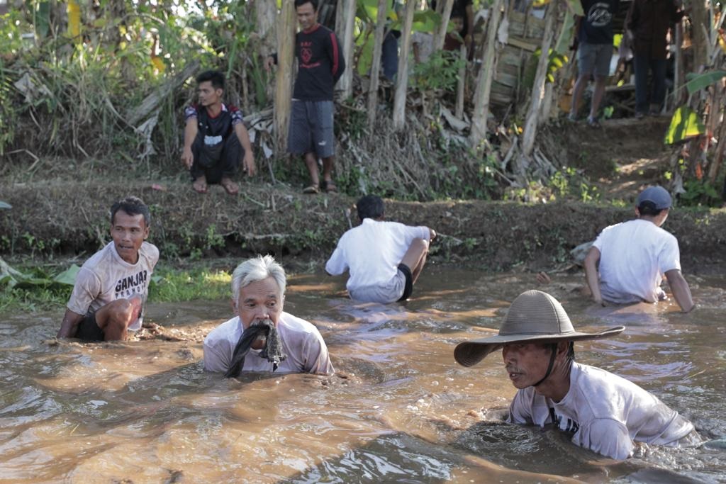 Sukarelawan Ganjar Sejati saat menggelar Ngobeng Lauk di Desa Jelat, RT 2, RW 6, Kecamatan Baregbeg, Kabupaten Ciamis, Jawa Barat, Minggu 10 September 2023.