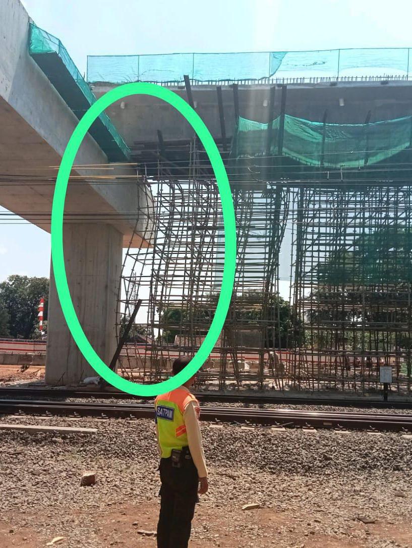 Konsisi tiang scaffolding penyangga beton di Stasiun Manggarai yang hampir roboh (11/9).