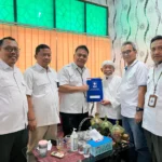 Foto bersama Nurul Qomar dengan Ketua KPU Kabupaten Cirebon Sopidi. (Dok. DPD PAN Kabupaten Cirebon)