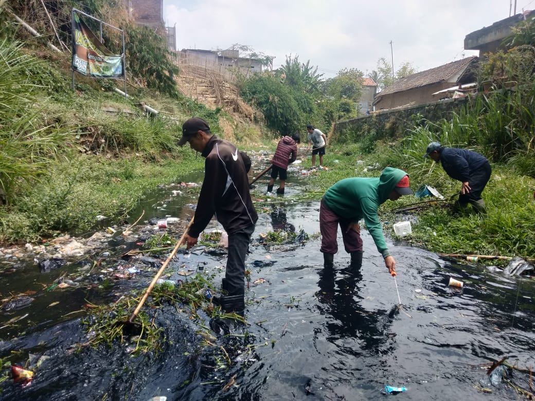 Gotongroyong Pemdes Babakan Peuteuy bersama warga di Sungai Cibodas, Kecamatan Cicalengka, Kabupaten Bandung. (Yanuar/Jabar Ekspres)