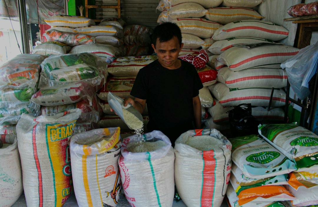 Harga beras di Kota Bandung, Jawa Barat terpantau masih terus mengalami kenaikan sejak bulan Agustus 2023, memberatkan para pedagang. Jabar Ekspres/Pandu.