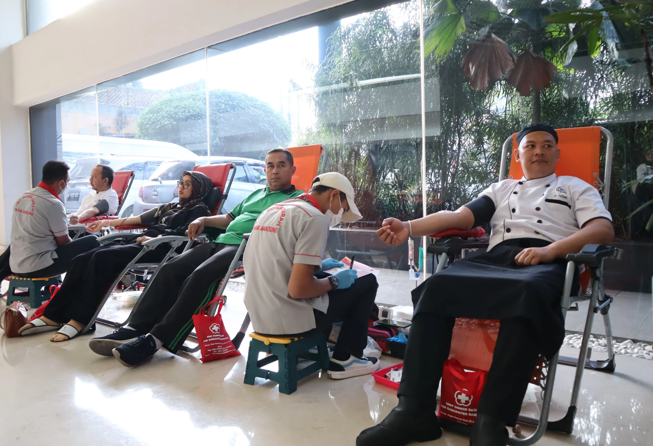 Hotel Grand Tjokro Bandung kembali menggelar aksi sosial dengan mengadakan kegiatan donor darah untuk masyarakat umum.