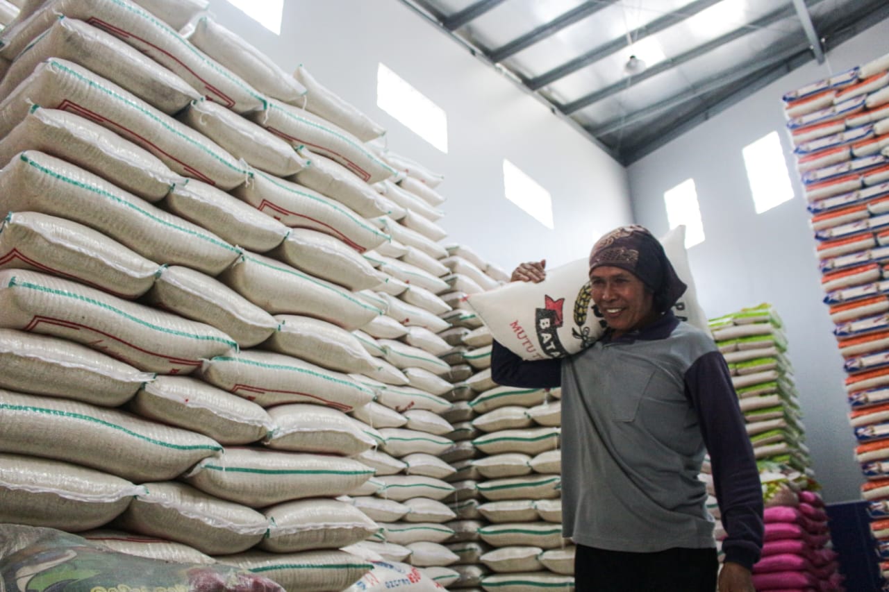 Seorang pekerja tengah memanggul beras di salah satu grosir beras di Cibiru, Bandung. Jabar Ekspres/Pandu.
