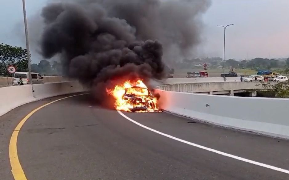 Akibat Konsleting Listrik, Satu Unit Mobil Mercy Terbakar Habis Di Tol Cileunyi. Foto Tangkapan Layar
