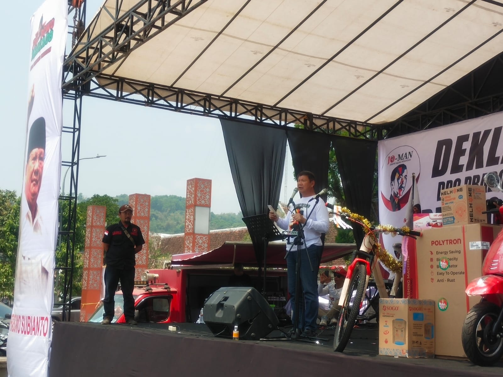 Hashim Djojohadikusumo dalam acara deklarasi Prabowo Mania 08, di Alun-alun Sumedang, Sabtu, 9 September 2023. Jabar Ekspres/Dedi Suhandi.