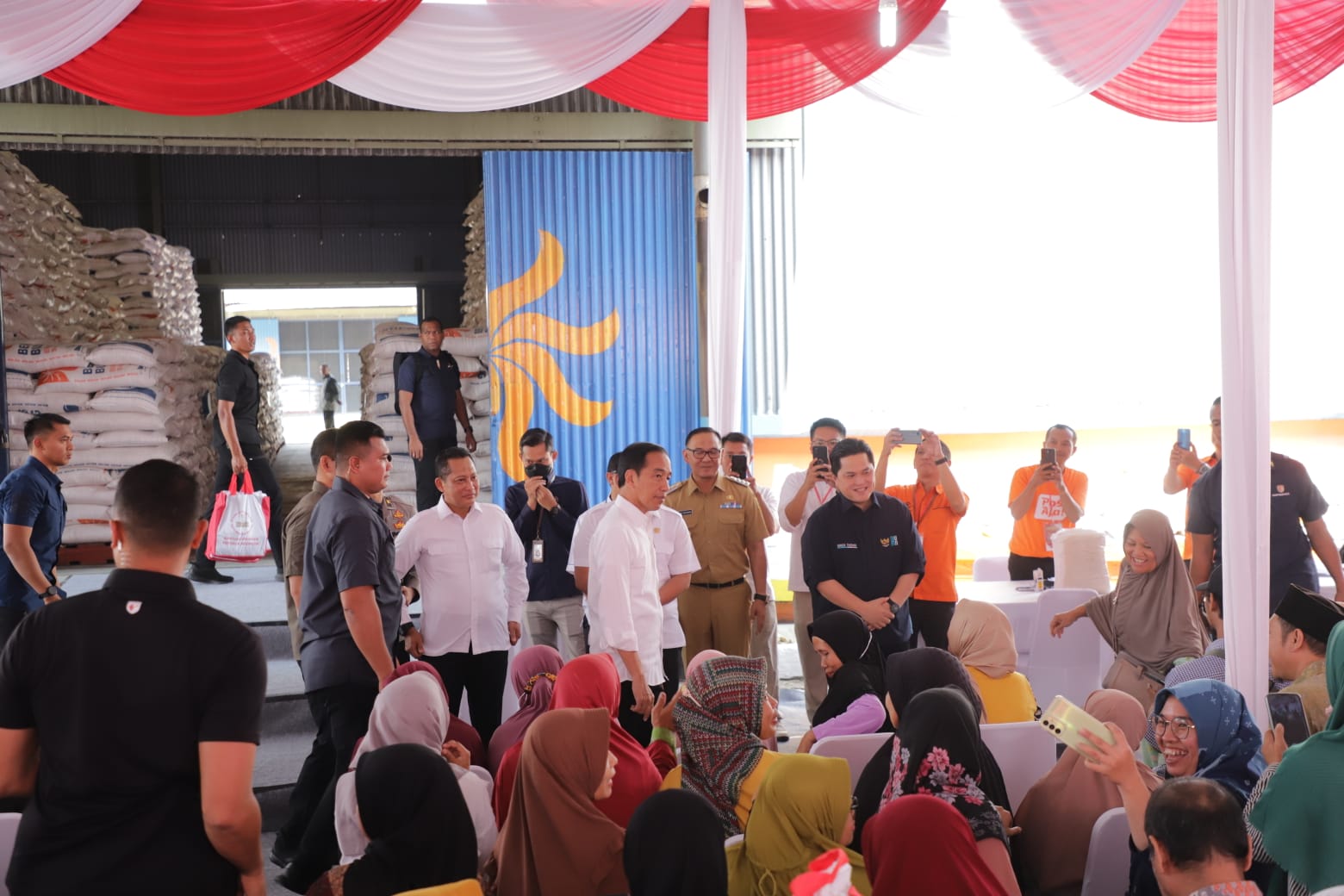 Presiden Jokowi saat meninjau kesediaan beras di Gudang Bulog, Ciampea, Kabupaten Bogor. Dok. Diksominfo.