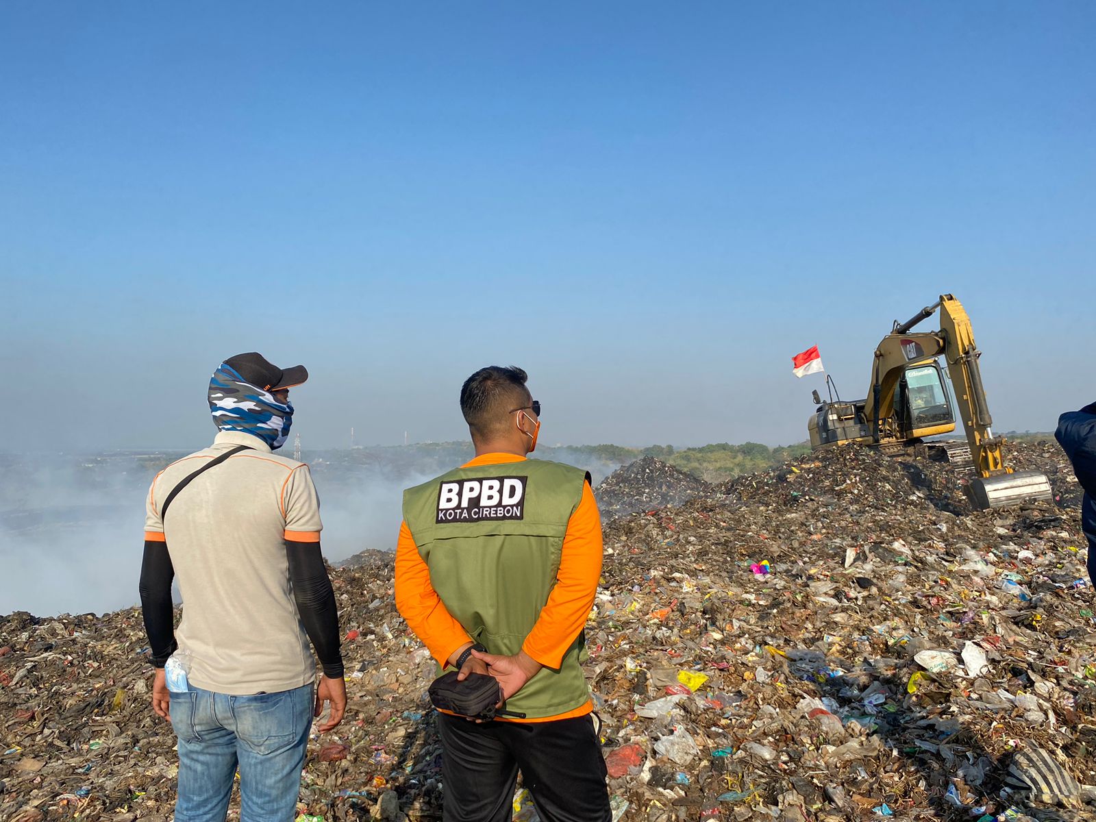 Kepala BPBD Kota Cirebon Andi Wibowo memantau TPA Kopi Luhur. (Jabar Ekspres/Ayu Lestari)