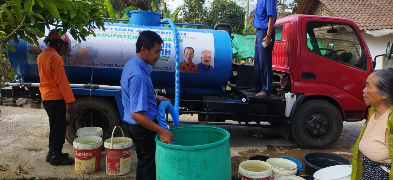 Pendistribusian air bersih ke Desa Jatihurip, Kecamatan Sumedang Utara, Kabupaten Sumedang, Senin, 11 September 2023 sore. Jabar Ekspres/Dedi Suhandi.