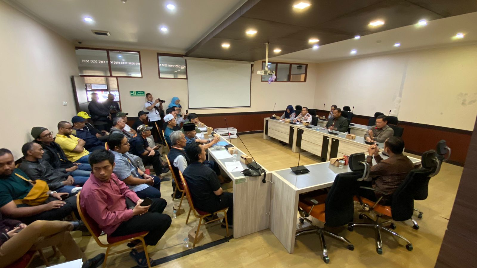 Organisasi UMKM Jalan Lurah menggelar audensi ke Komisi ll DPRD Cimahi terkait uji coba rekayasa lalu lintas oleh Dinas Perhubungan Kota Cimahi, Rabu (13/9).