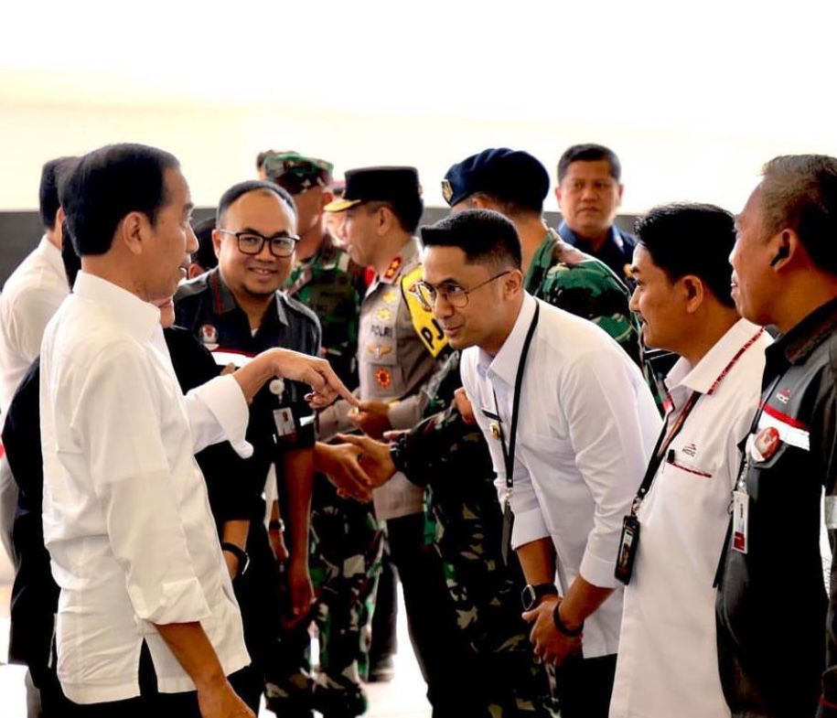 Bupati Bandung Barat Hengky Kurniawan saat menyambut kedatangan Presiden RI Joko Widodo di Stasiun Padalarang. Rabu (13/9). Foto Jabarekspres