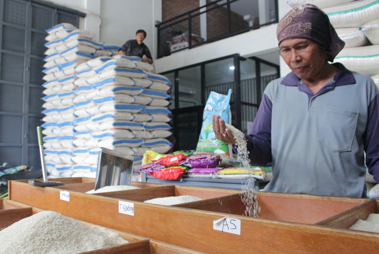 Pegawai memeriksa kualitas beras di salah satu distributor beras Kota Bandung. (Pandu/Jabarekspres)