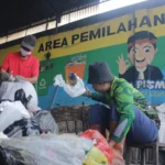 Petugas memilah sampah layak daur ulang di Area Pemilahan Sampah TPS Pasar Ciwastra, Kota Bandung. (Pandu Muslim/Jabarekspres)