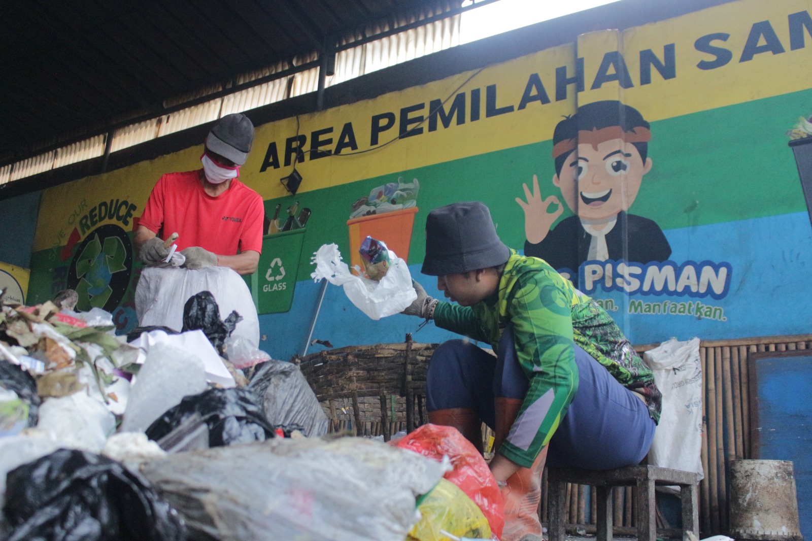 Petugas memilah sampah layak daur ulang di Area Pemilahan Sampah TPS Pasar Ciwastra, Kota Bandung. (Pandu Muslim/Jabarekspres)