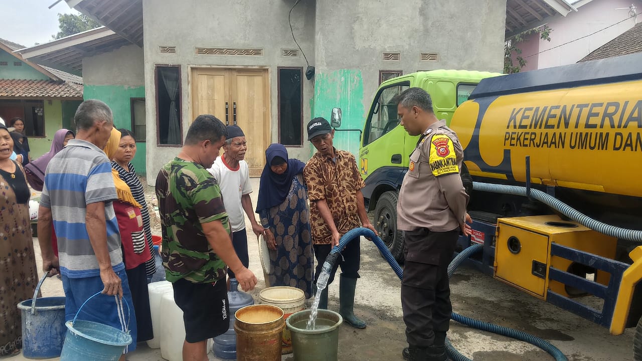 Warga Kecamatan Rancaekek, Kabupaten Bandung tengah mengantre kiriman air gratis, akibat dampak kekeringan di musim kemarau 2023. (Camat Rancaekek, Diar Hadi Gusdinar for Jabar Ekspres)