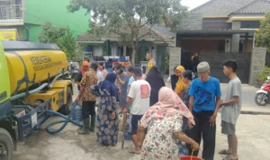 2 Desa di Rancaekek, Kabupaten Bandung alami Kekeringan dampak kemarau, warga pun antre pembagian air bersih gratis. Jabar Ekspres/Yanuar Baswata.