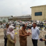 PJ Gubernur Jabar, Bey Machmudin dan Wali Kota Cimahi, Dikdik meninjau TPS Pasar Kuda, Citeureup dalam upaya penanganan Sampah. (Firman/Jabar Ekspres)