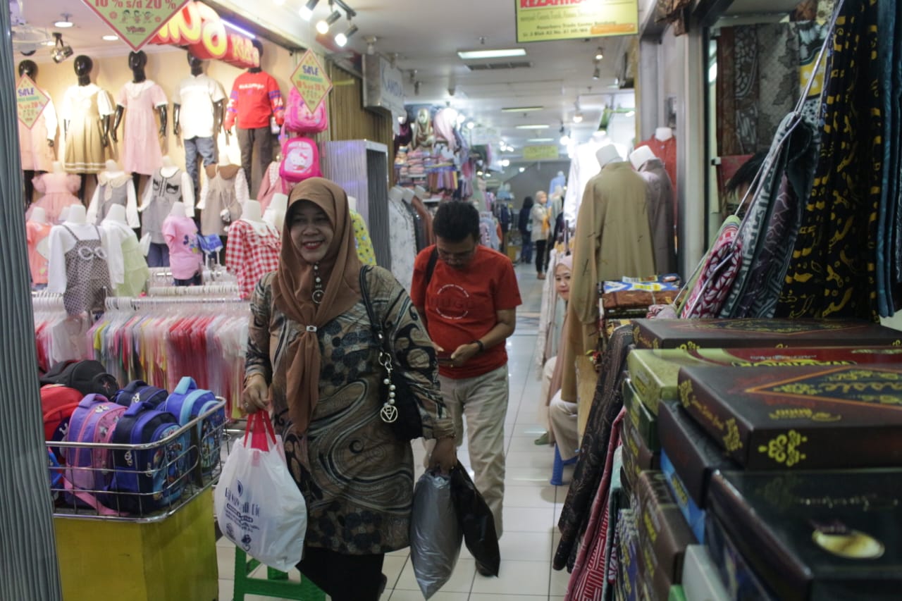 Pasar Baru Kota Bandung masih jadi destinasi belanja bagi masyarakat. (Pandu Muslim/JabarEkapres)