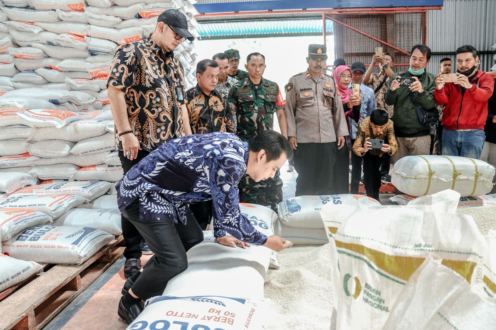 Pemkab Ciamis melalui Wabup Yana D Putra melepas 1.922 ton bantuan pangan beras tahap ke-2 pada Kamis, 21 September 2023. Jabar Ekspres/Cecep Herdi.