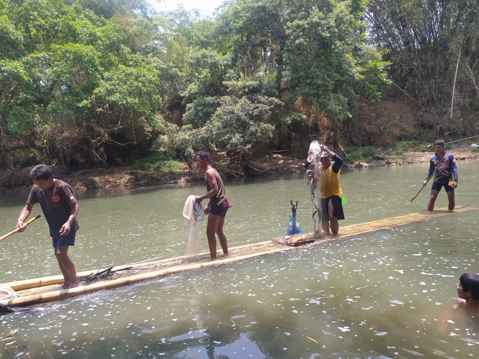 Warga Cijulang Kabupaten Ciamis Jawa Barat melakukan tradisi 'Ngubyag Sungai' di sungai Citanduy, Rabu (27/9). Tradisi turun temurun ini dilakukan hanya saat musim kemarau. (FOTO:CECEP HERDI/JABAR EKSPRES)