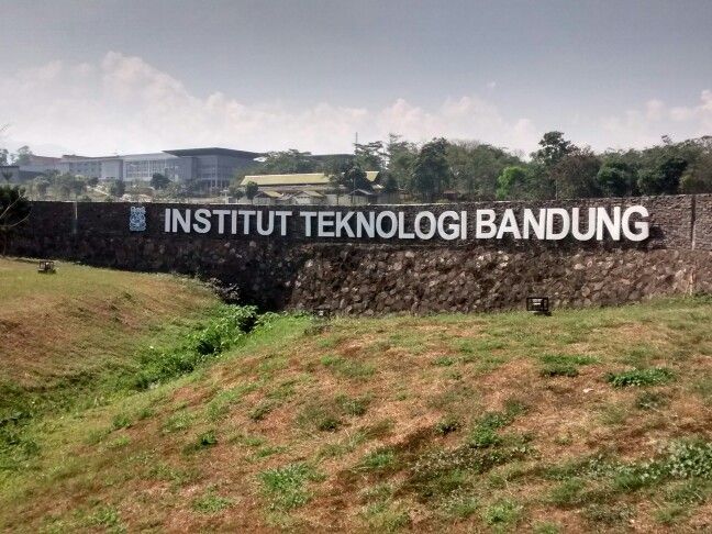 6 Kampus di Bandung yang Bikin Mahasiswa Lebih Cepat Lulus Tanpa Ribet Skripsi!