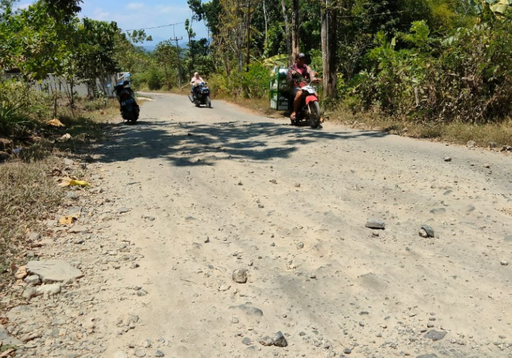 Penampakan ruas Jalan Pasirhuni-Jingkang di Kecamatan Tanjungmedar, Kabupaten Sumedang.