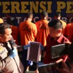 Kapolresta Cirebon Kombes Pol Arif Budiman menunjukkan barang bukti judi togel online. (Dok. Humas Polresta Cirebon)