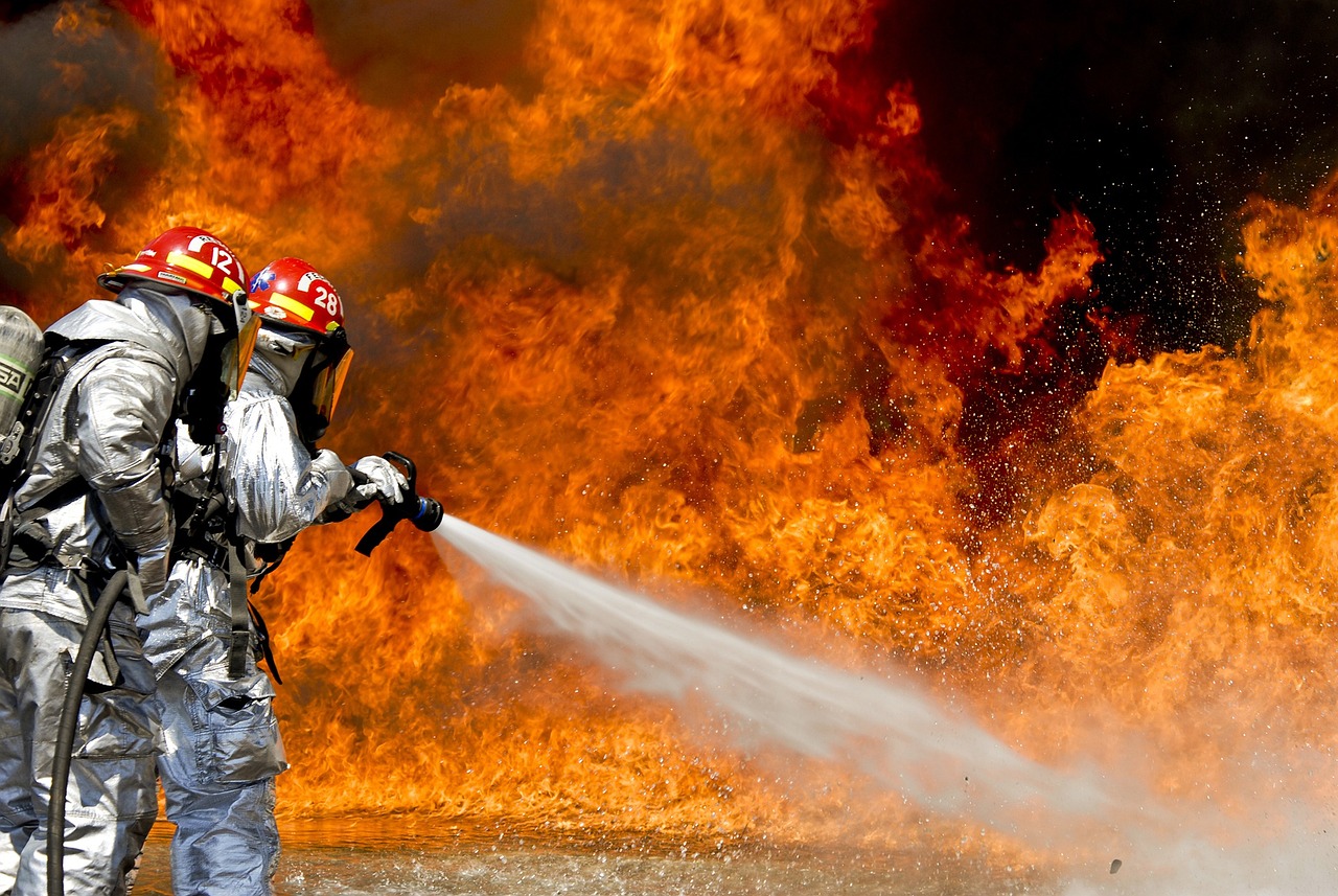 Ilustrasi. Kebakaran gudang pesawat di Depok dikabarkan berawal dari staf bakar sampah dan tidak diduga apinya merembet. Pixabay.