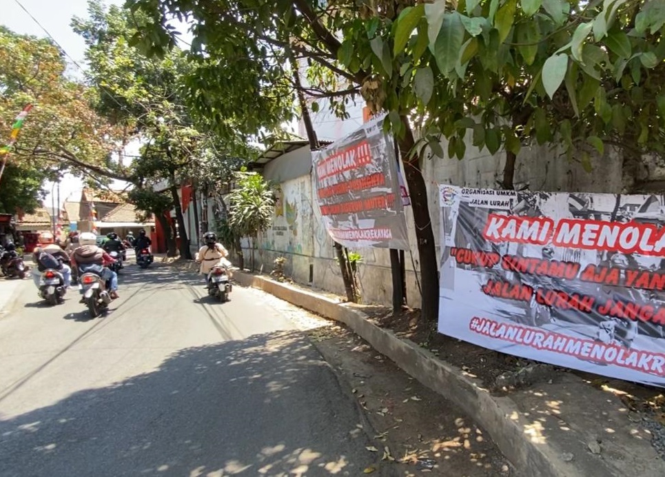 Kebijakan rekayasa jalan yang dilakukan Dishub Kota Cimahi itu sebenarnya mendapat penolakan keras dari warga yang berada di Jalan Lurah.