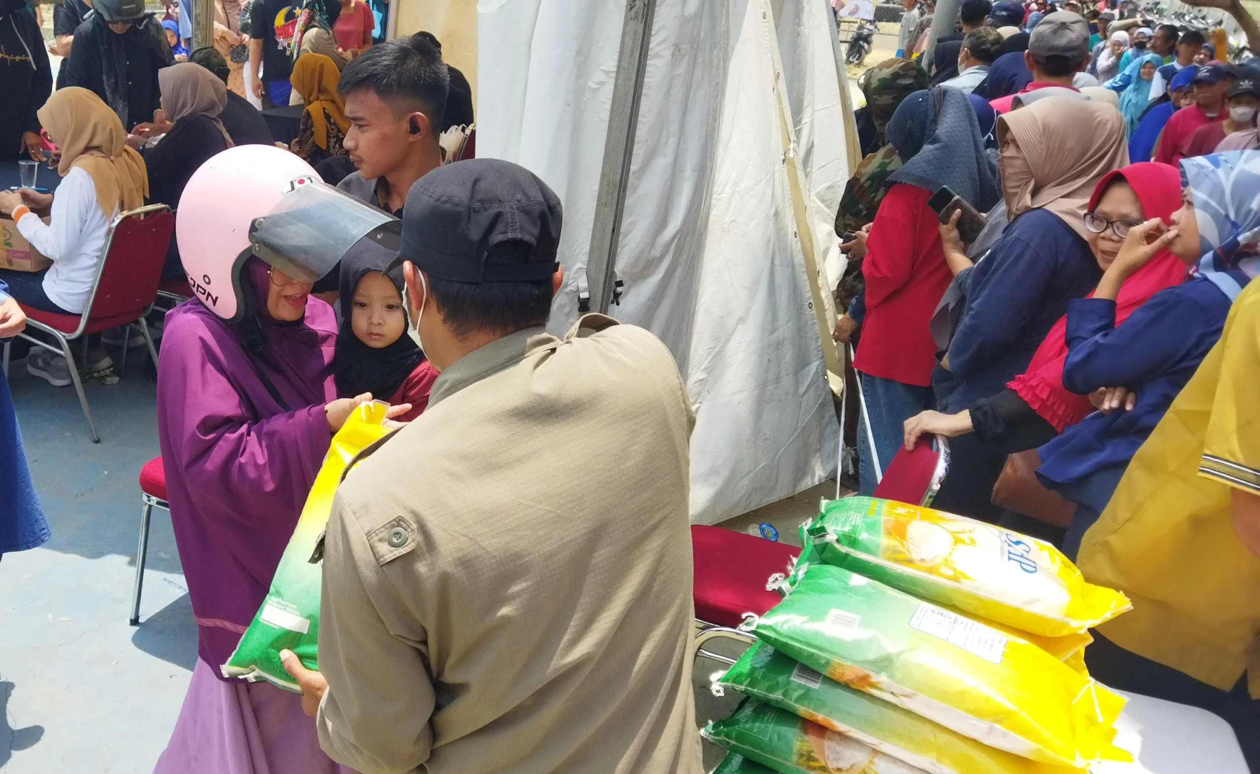 Kondisi operasi pasar beras medium hari kedua, di Kecamatan Kiaracondong, Kota Bandung, pada Kamis, 21 September 2023. (Muhamad Nizar/Jabar Ekspres)