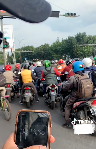 Viral Culture Shock Di Lampu Merah Bandung