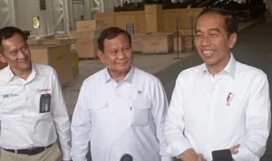 Menhan Prabowo Subianto (tengah) saat tanggapi dengan santai terhadap tudingannya penganiayaan terhadap Wamenhan pada rapat kabinet. Selasa, 19 September 2023. Jabar Ekspres/Sandi Nugraha.