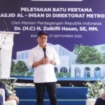 Menteri Perdagangan Zulkifli Hasan meletakan batu pertama untuk pembangunan masjid Al-Ihsan di kantor Direktorat Metrologi Kota Bandung,
