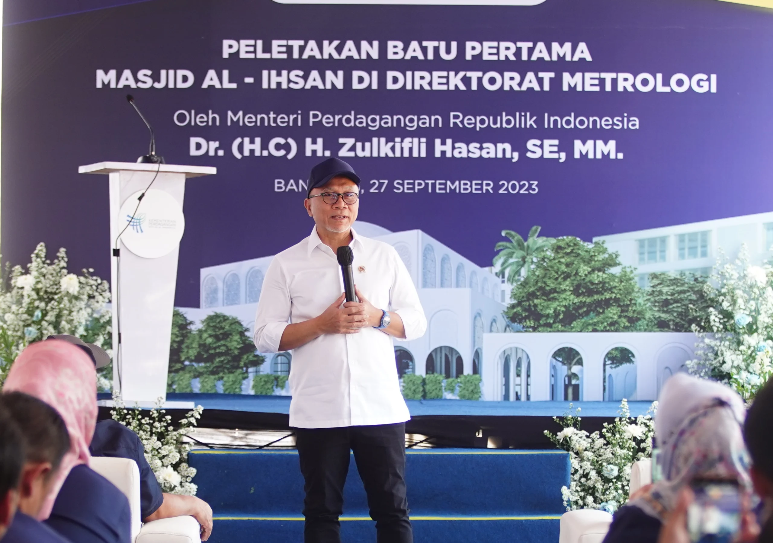 Menteri Perdagangan Zulkifli Hasan meletakan batu pertama untuk pembangunan masjid Al-Ihsan di kantor Direktorat Metrologi Kota Bandung,
