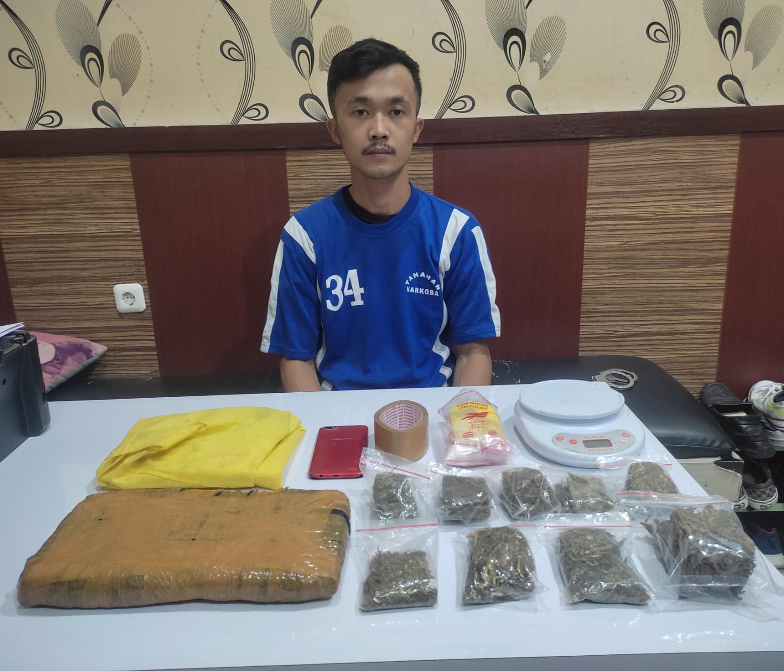 Mulyatullah (30) terduga pelaku pengedar narkoba jenis ganja yang berhasil diringkus polisi. Dok Humas Polres Sukabumi Kota.